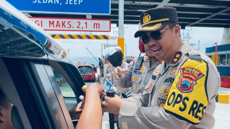 Polres Klaten Gelar Kegiatan Humanis Selama Operasi Lilin Candi 2024 Bagi Snack, Air Minum, Kopi, dan Brosur Informasi kepada Pengemudi