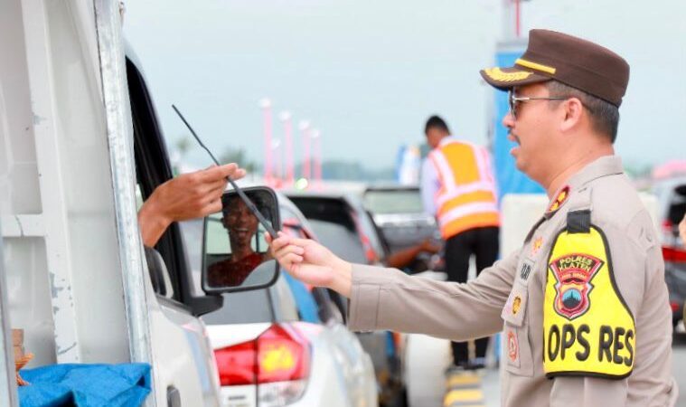 Dukung Kelancaran Mudik, Polres Klaten Bagikan Tongkat E-Toll di Gerbang Tol Prambanan