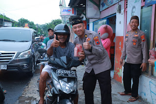 Bag SDM Polres Klaten Bagikan Takjil, Pererat Silaturahmi di Bulan Ramadhan