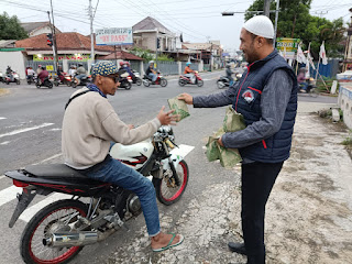Polres Klaten Gelar Aksi Sosial Pembagian Takjil di Klaten Utara