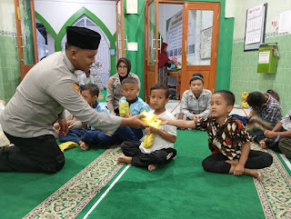 Polres Klaten Gelar Aksi Sosial Berbagi Takjil di Masjid Al Huda