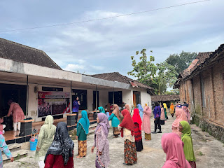 Semarak Hari Kartini, Polwan Polres Klaten Ajak Lansia Bergerak Sehat dan Cinta Tanah Air