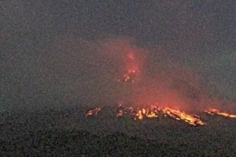 Tampak Semburan Lava Pijar Gunung Merapi Mengarah ke Sungai Sat dan Sungai Putih