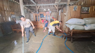 Polres Grobogan Bersihkan Lumpur di Rumah Warga Terdampak Banjir