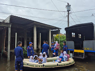 Ditpolairud Polda Jateng Antar Jemput Anak Sekolah di Daerah Banjir Sayung Pakai Perahu Karet dan Truk Polisi