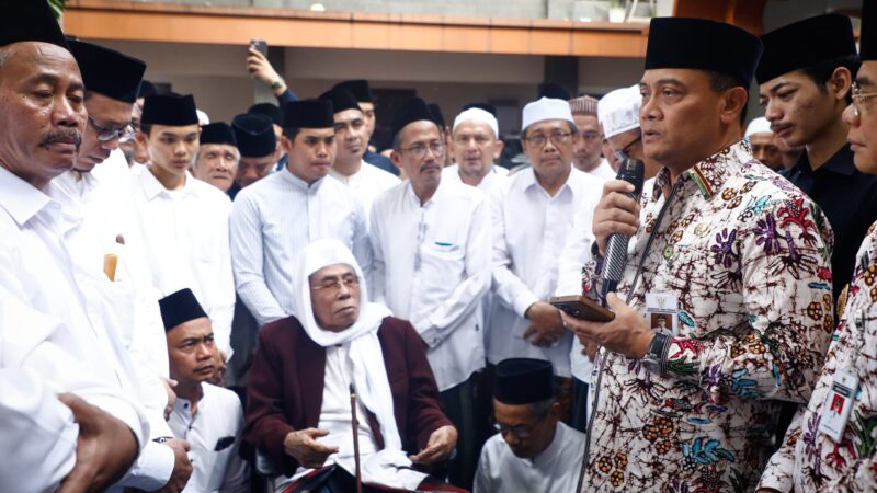 Ikut Bela Sungkawa, Ahmad Luthfi dan Taj Yasin Hadiri Upacara Pemakaman Nyai Djamilah Hamid Baidhowi di Lasem – Pemerintah Provinsi Jawa Tengah