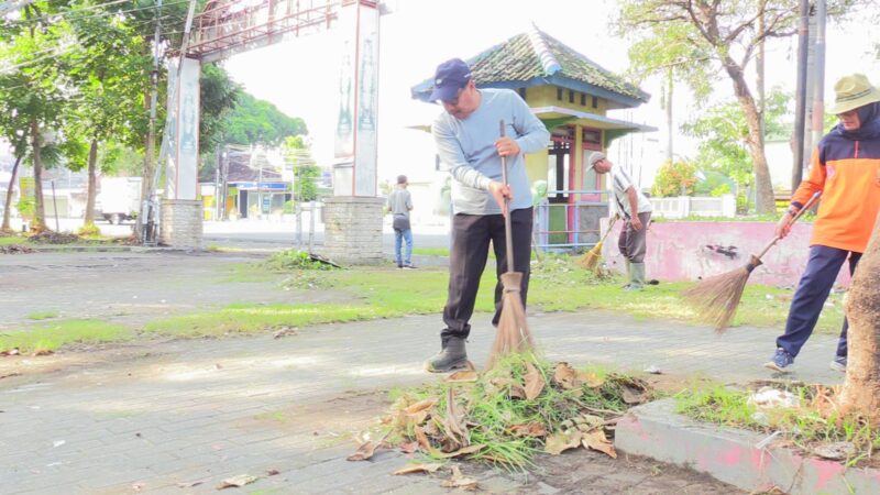 Respons Keluhan Warga, Bupati Rembang Pimpin Bersih-Bersih Taman Kartini – Pemerintah Provinsi Jawa Tengah