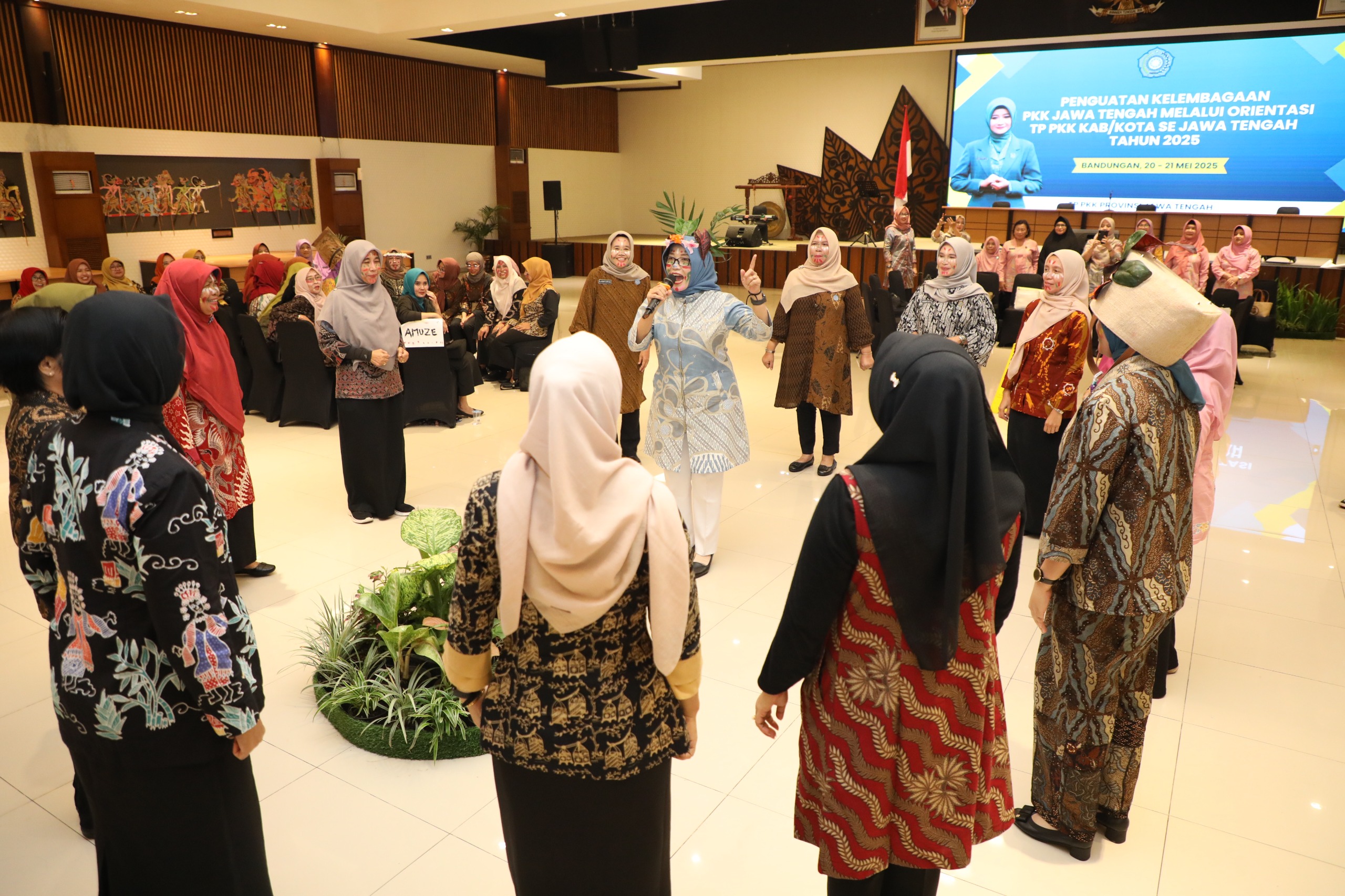 Kemeriahan TP PKK se-Jateng, Ikuti Permainan Interaktif Sekaligus Belajar “Public Speaking” – Pemerintah Provinsi Jawa Tengah