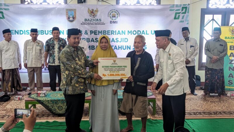 Bupati Rembang Serahkan Bantuan Rumah Layak Huni dan Modal Usaha untuk Ratusan Mustahik – Pemerintah Provinsi Jawa Tengah