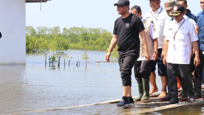 Cek Kondisi Warga, Ahmad Luthfi Serahkan Bantuan untuk Korban Terdampak Rob di Pemalang – Pemerintah Provinsi Jawa Tengah