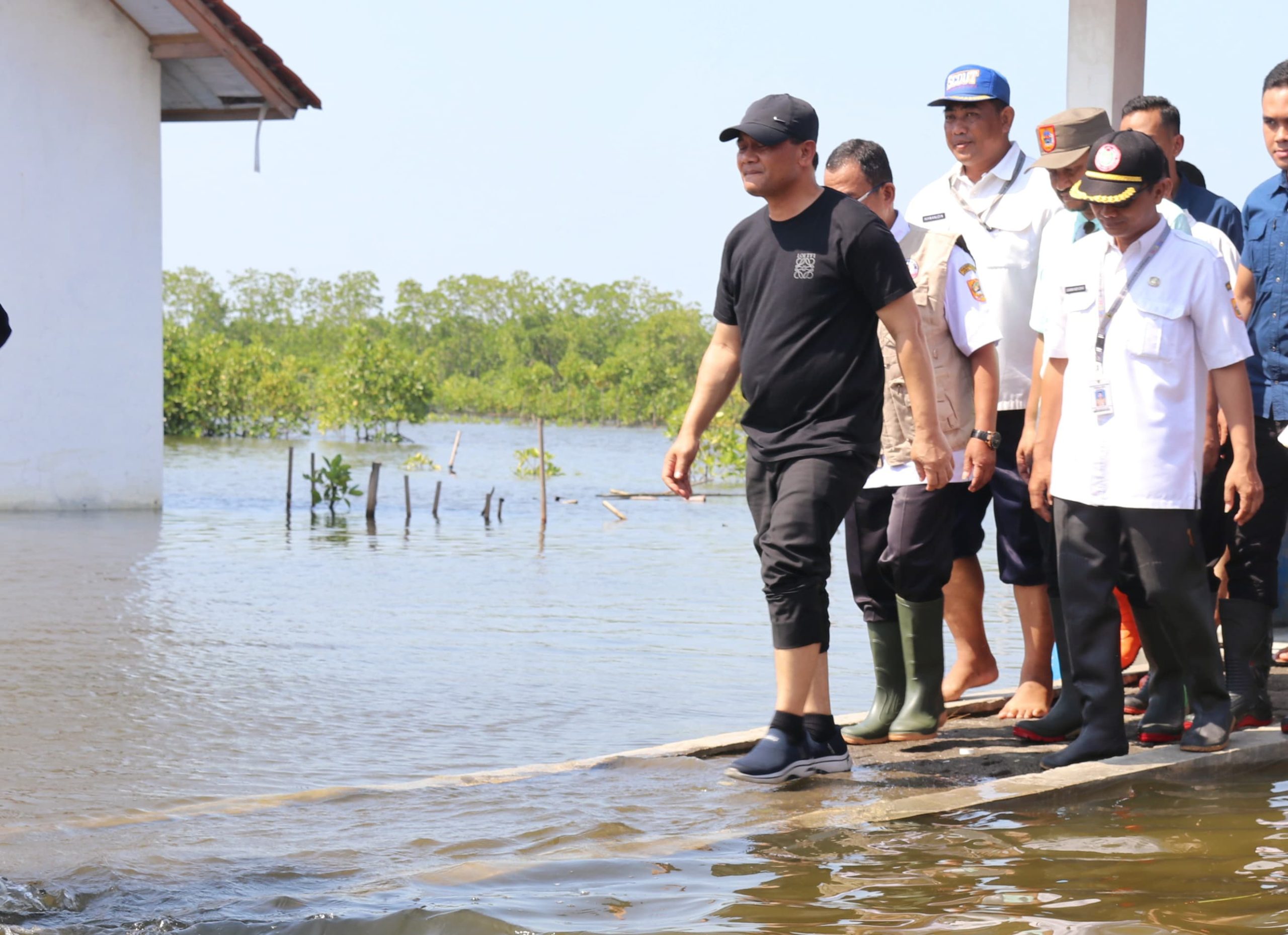 Cek Kondisi Warga, Ahmad Luthfi Serahkan Bantuan untuk Korban Terdampak Rob di Pemalang – Pemerintah Provinsi Jawa Tengah