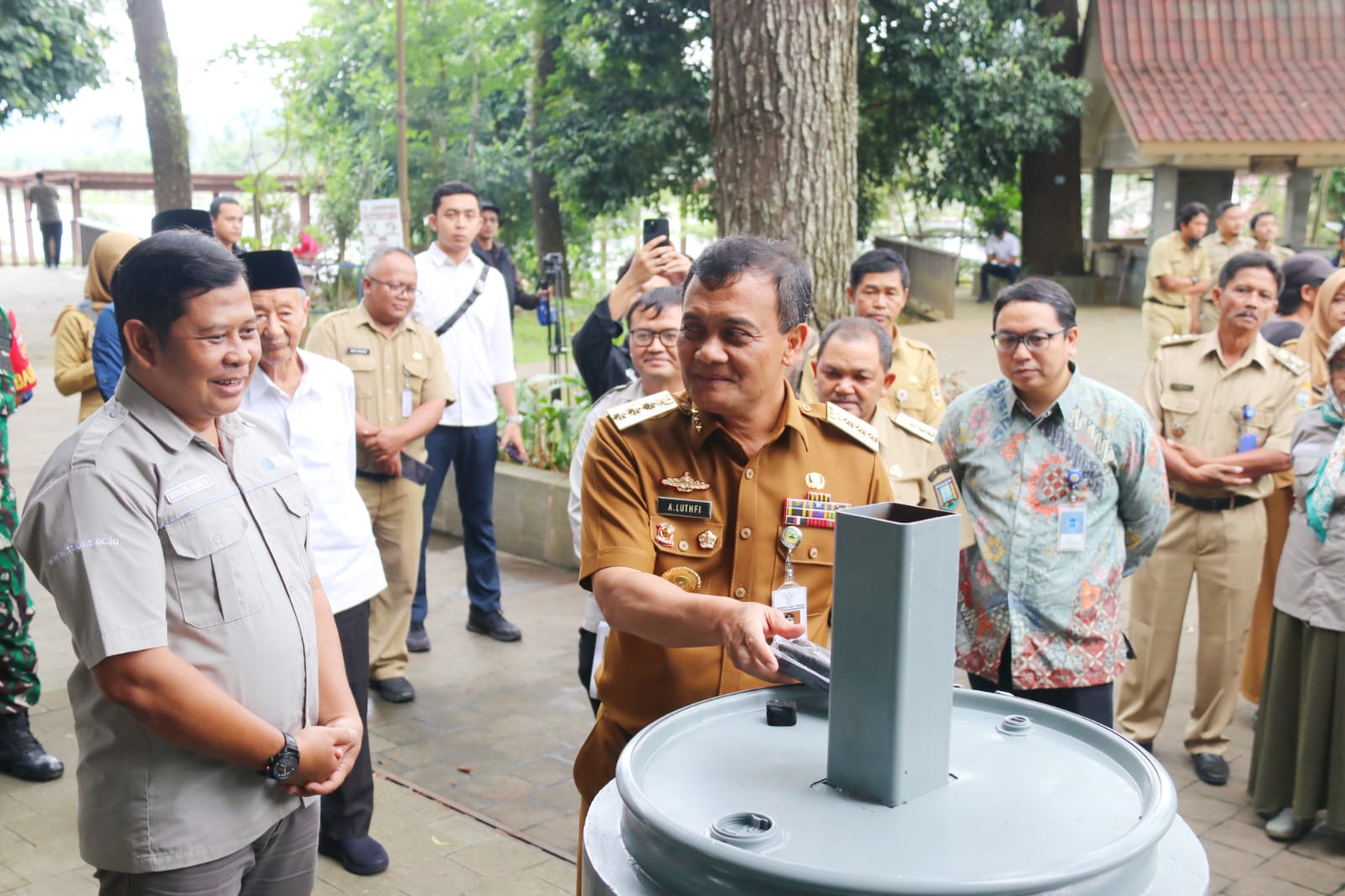 Pemprov Jateng Gandeng UNS, Berdayakan Masyarakat Olah Enceng Gondok Jadi Bio Briket dan Paving Block – Pemerintah Provinsi Jawa Tengah