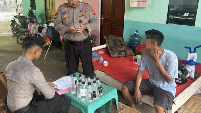 Respon Cepat Aduan Masyarakat Adanya Aktivitas Jual Beli Miras, Polisi Sita Belasan Botol Arak