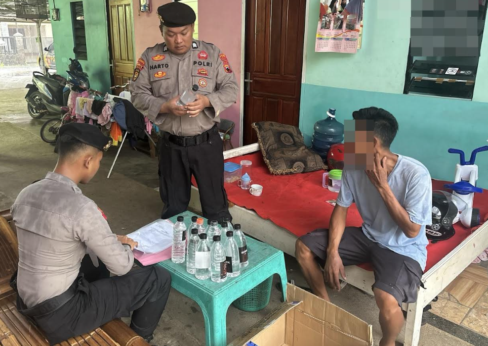 Respon Cepat Aduan Masyarakat Adanya Aktivitas Jual Beli Miras, Polisi Sita Belasan Botol Arak