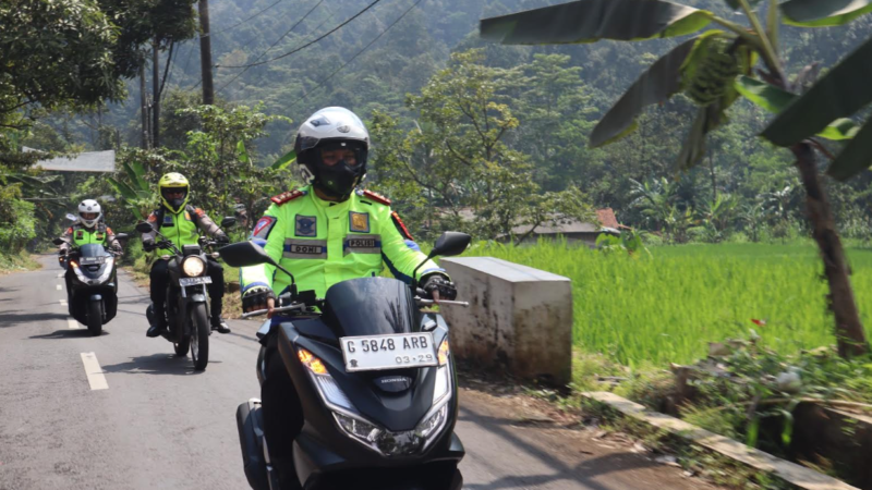 Gunakan Sepeda Motor, Kapolres Pekalongan Patroli Kamtibmas ke Wilayah Atas Lebakbarang