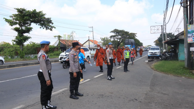 Melintas di Wilayah Pekalongan, 34 Biksu Dapatkan Pengawalan dan Pengamanan dari Polisi