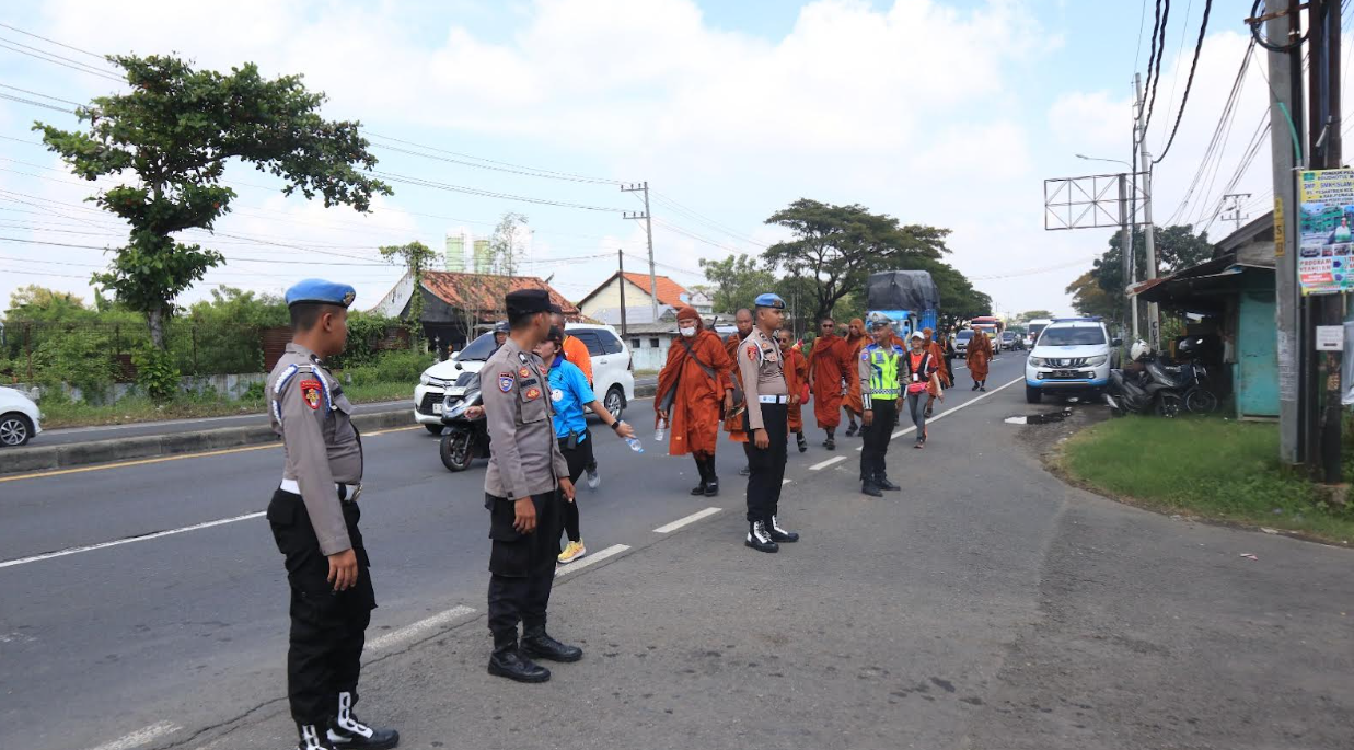 Melintas di Wilayah Pekalongan, 34 Biksu Dapatkan Pengawalan dan Pengamanan dari Polisi
