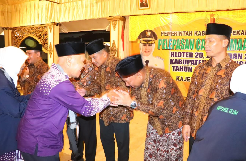 Kapolres Bersama Forkopimda Hadiri Pelepasan Jamaah Calon Haji Kabupaten Pekalongan