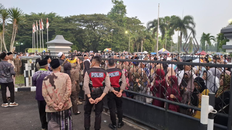 Pelepasan Calon Jemaah Haji di Halaman Pendopo Kabupaten Pekalongan Dapatkan Pengamanan dari Aparat Kepolisia