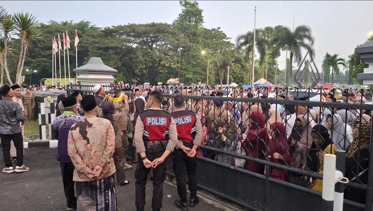 Pelepasan Calon Jemaah Haji di Halaman Pendopo Kabupaten Pekalongan Dapatkan Pengamanan dari Aparat Kepolisia