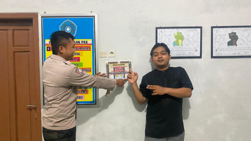BhabinkamtibmasPolsek Kedungwuni Bagikan Panflet “Laporkan Segala Bentuk Aksi Premanisme”