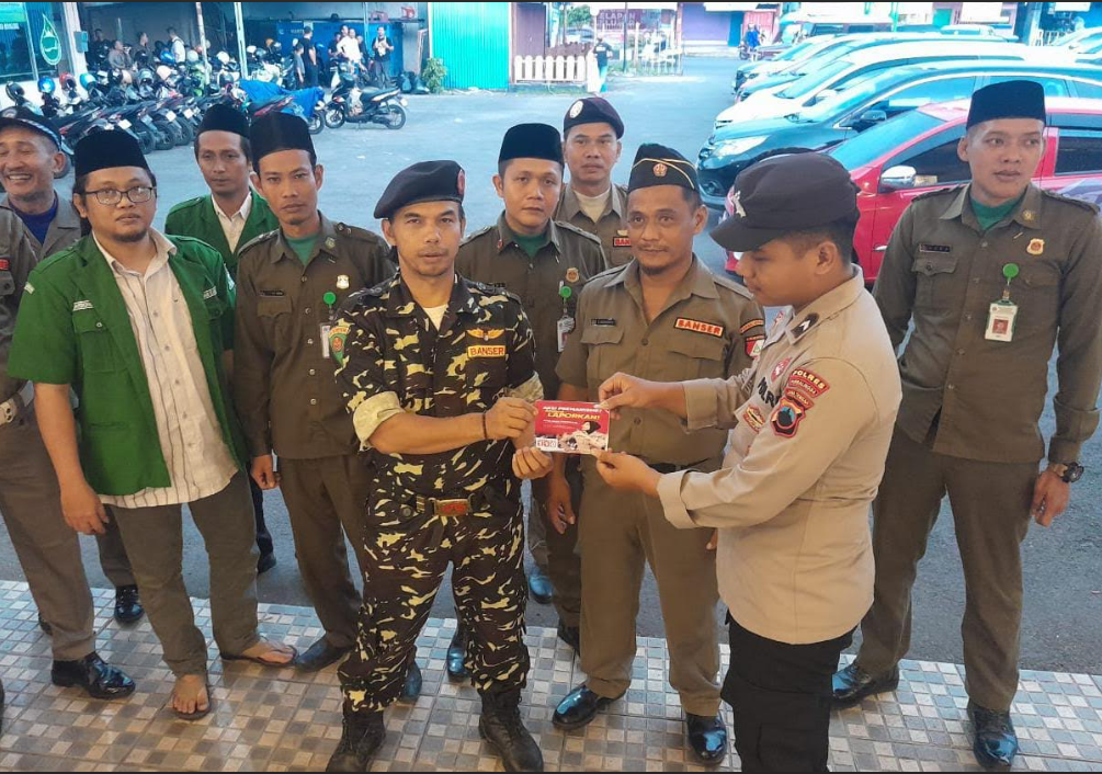 Satbinmas Polres Purbalingga Bagikan Pamflet Sosialisasi Waspada Premanisme dan Call Center 110