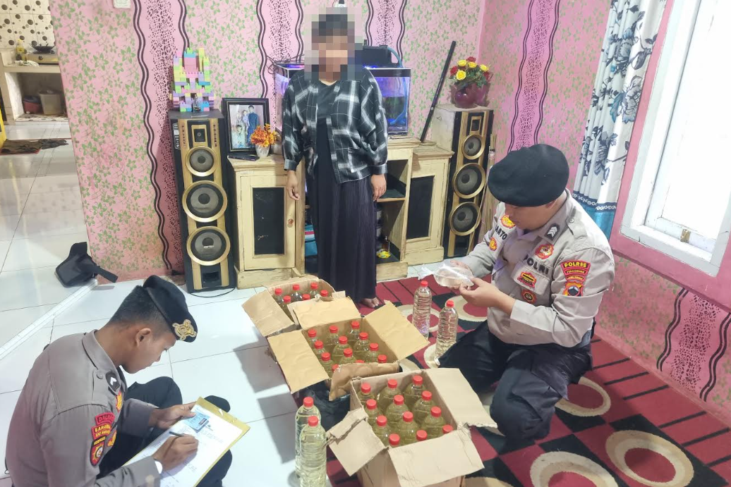 Puluhan Botol Ciu Diamankan Polisi dari Sebuah Rumah di Paninggaran, Pekalongan