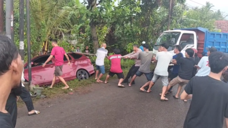 Kapolsek Wiradesa dan Warga Bantu Evakuasi Mobil yang Terperosok