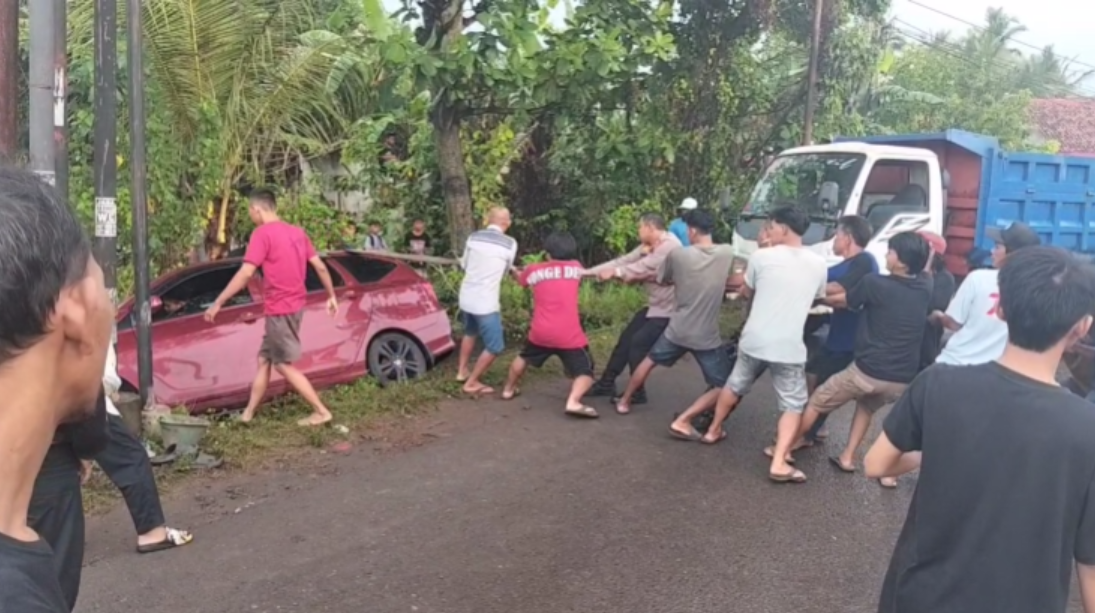 Kapolsek Wiradesa dan Warga Bantu Evakuasi Mobil yang Terperosok