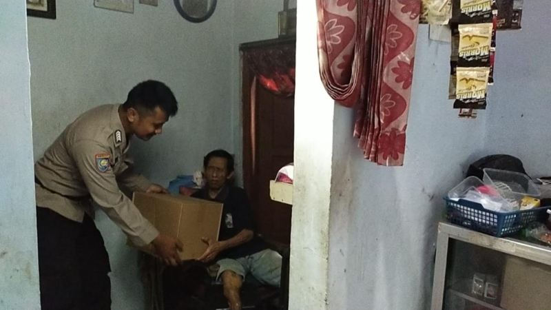 Polri Peduli, Bhabinkamtibmas Polsek Karangdadap Berbagi dengan Warga Penyandang Disabilitas
