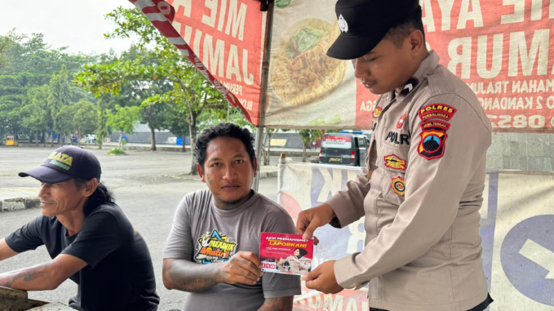 Pengunjung GOR Goentoer Darjono Diberi Sosialisasi Waspada Premanisme oleh Polisi