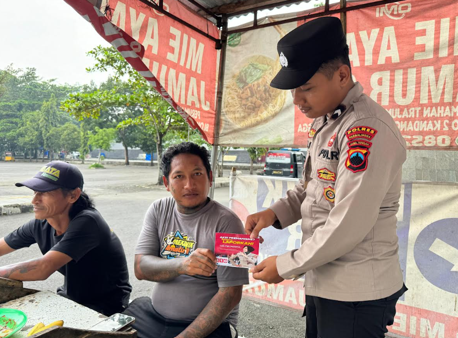 Pengunjung GOR Goentoer Darjono Diberi Sosialisasi Waspada Premanisme oleh Polisi