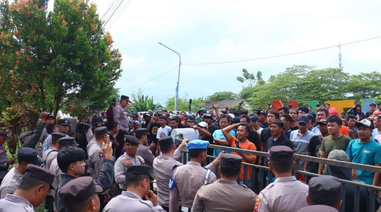 Ratusan Personil Polres Pekalongan Amankan Audiensi Warga Sijambe