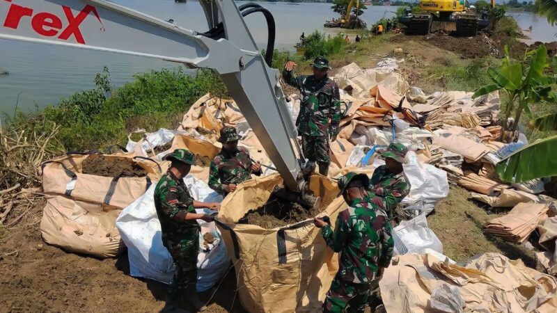 Yonzipur 4/TK Kerahkan Personel dan Alat Berat Bangun Kembali Tanggul Jebol di Demak