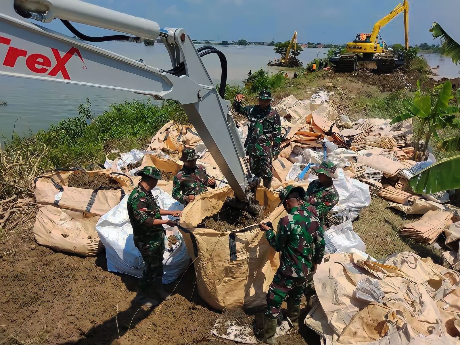Yonzipur 4/TK Kerahkan Personel dan Alat Berat Bangun Kembali Tanggul Jebol di Demak