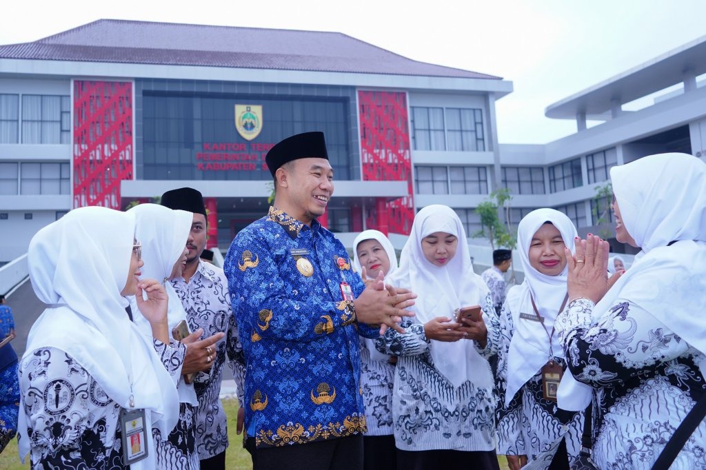 Momen Hardiknas, Bupati Sragen Berkomitmen Tingkatkan Kualitas Pendidikan – Pemerintah Provinsi Jawa Tengah
