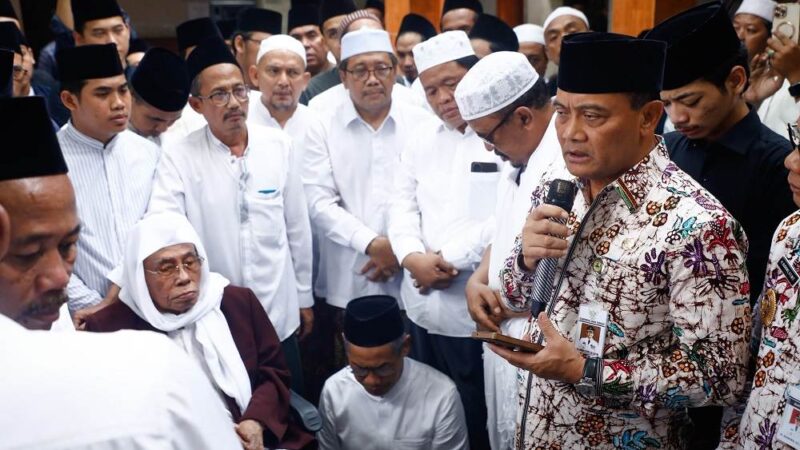 Ahmad Luthfi dan Taj Yasin Hadiri Pemakaman Nyai Djamilah Hamid Baidhowi di Lasem