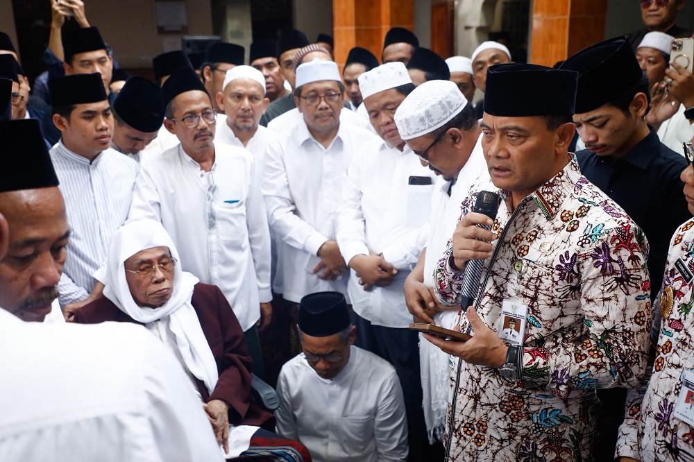 Ahmad Luthfi dan Taj Yasin Hadiri Pemakaman Nyai Djamilah Hamid Baidhowi di Lasem