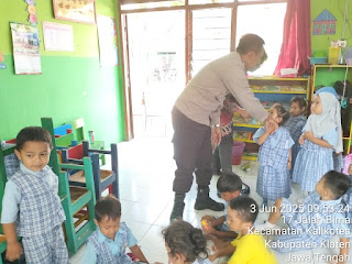 Polisi Sahabat Anak, Bhabinkamtibmas Kalikotes Edukasi Murid PAUD Dahlia Soal Kamtibmas Sejak Dini