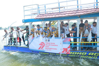 Semangat Hari Bhayangkara ke-79, Polres Klaten Tebar 40 Ribu Benih Ikan di Tengah Rowo Jombor