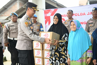 Peduli Warga Pesisir, Polda Jateng Gelar Bansos Door to Door di Tambakrejo