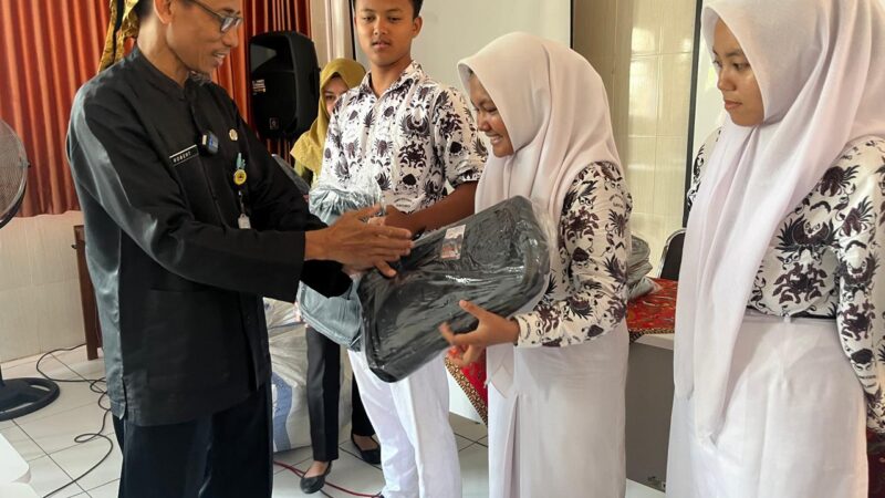 Senyum Ceria Siswa Sekolah Terdampak Rob, Disdikbud Jateng Beri Tas dan Alat Tulis – Pemerintah Provinsi Jawa Tengah