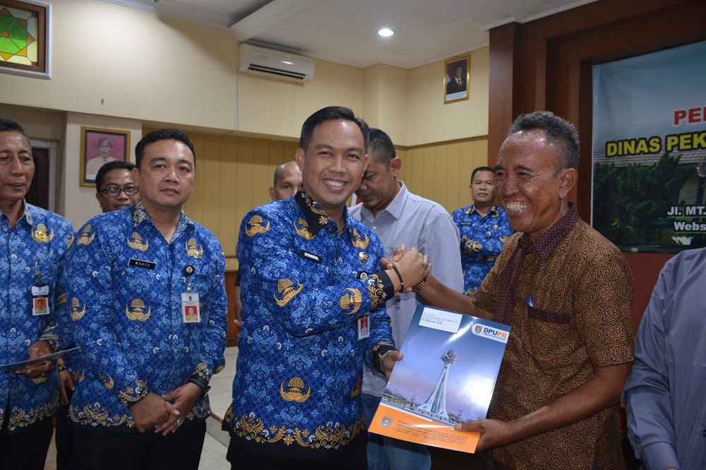 Serahkan SPMK, Bupati Syamsul Ingatkan Pentingnya Mutu Pekerjaan