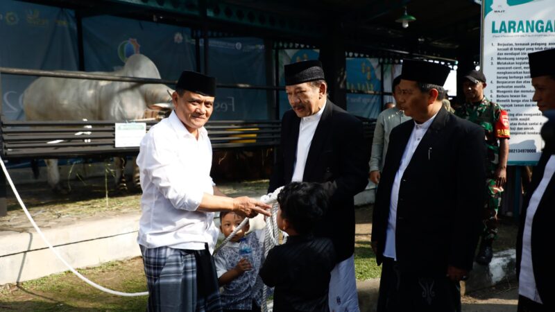 Ahmad Luthfi Salat Id dan Serahkan Hewan Kurban di MAJT Semarang – Pemerintah Provinsi Jawa Tengah