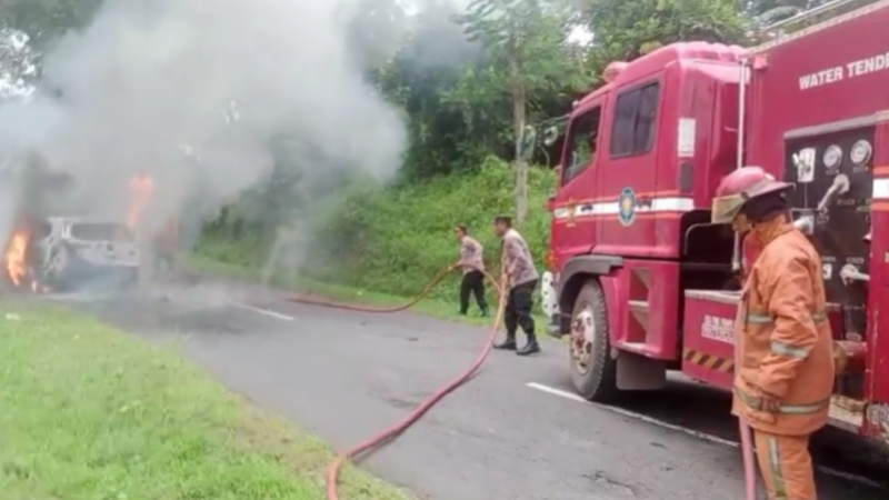 Sebuah mobil Terbakar di Kawasan Desa Linggoasri, Polisi dan Damkar Kabupaten Pekalongan Gerak Cepat