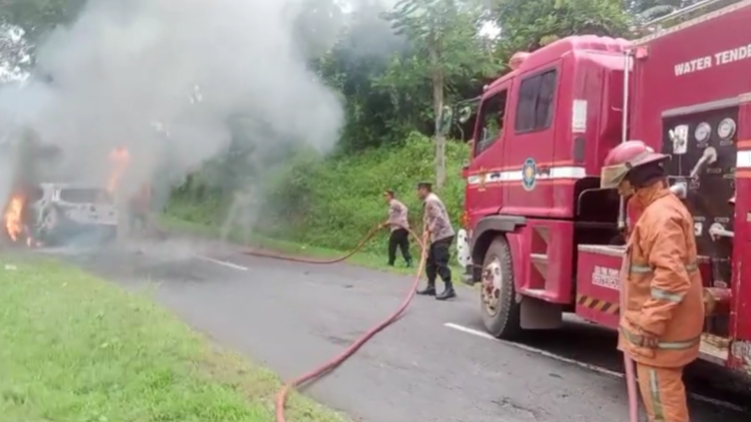 Sebuah mobil Terbakar di Kawasan Desa Linggoasri, Polisi dan Damkar Kabupaten Pekalongan Gerak Cepat