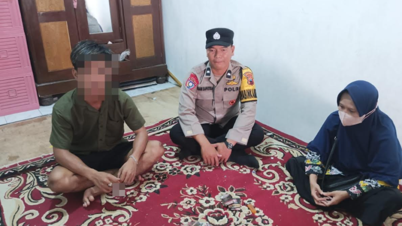 Datangi Rumah Korban Pengeroyokan, Bhabinkamtibmas Polsek Kedungwuni : Wujud Empati dan Simpati