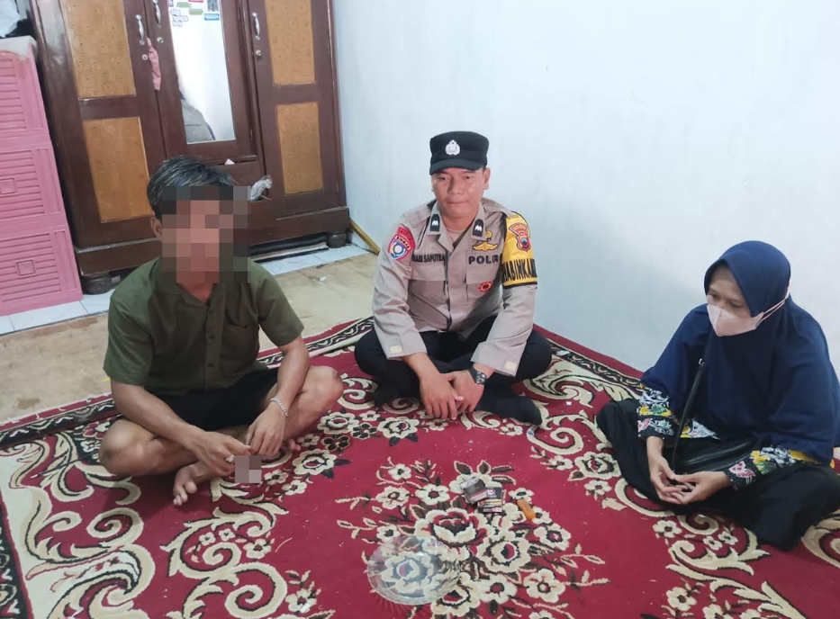 Datangi Rumah Korban Pengeroyokan, Bhabinkamtibmas Polsek Kedungwuni : Wujud Empati dan Simpati