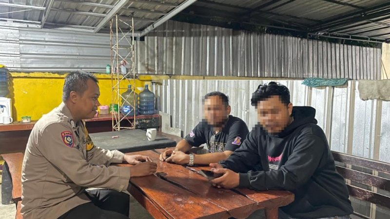 Bhabinkamtibmas Polsek Wiradesa Kunjungi Korban Penganiayaan Gangster