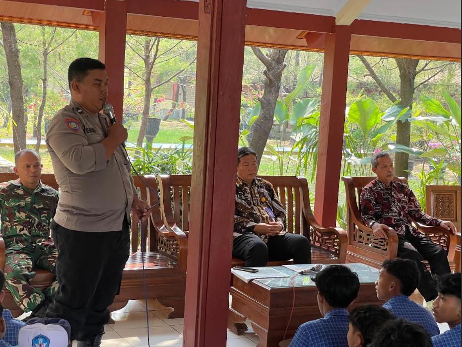 Sambangi Sekolah, Bhabinkamtibmas dan Babinsa Ajak Siswa SMPN 1 Wonokerto Tidak Konvoi saat Kelulusan
